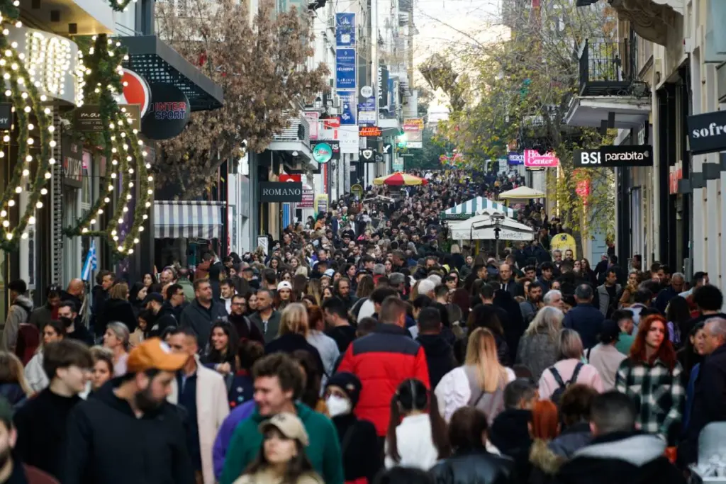 Ανοικτά τα καταστήματα σήμερα, σε ρυθμούς εορταστικού ωραρίου η αγορά