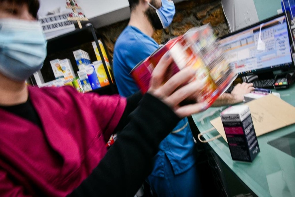 Αδειάζουν τα ράφια των φαρμακείων – “Τραγικές ελλείψεις σε παιδικά εισπνεόμενα φάρμακα και σιρόπια”