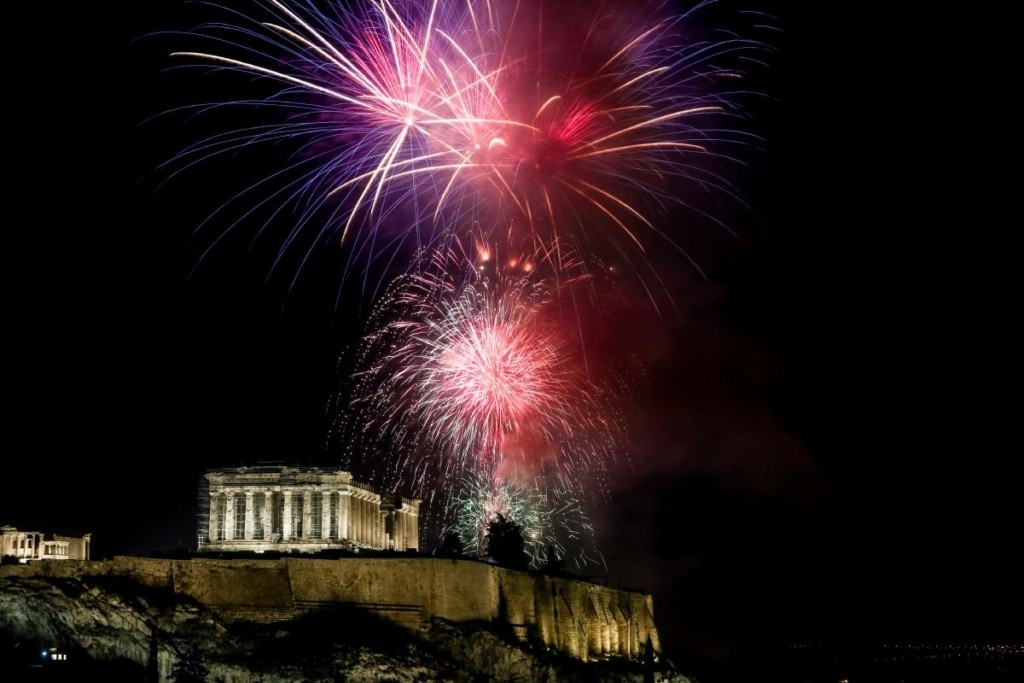Μαγευτικές εικόνες με την έλευση του 2023 από όλη την Ελλάδα – Λαμπερά σόου και τόνοι πυροτεχνημάτων (vids)