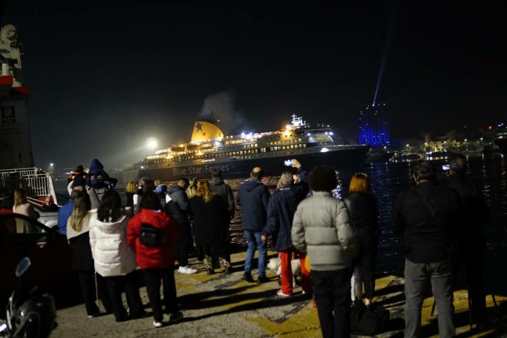 Το Blue Star Delos έκανε ποδαρικό στο λιμάνι του Πειραιά το 2023 (vids)