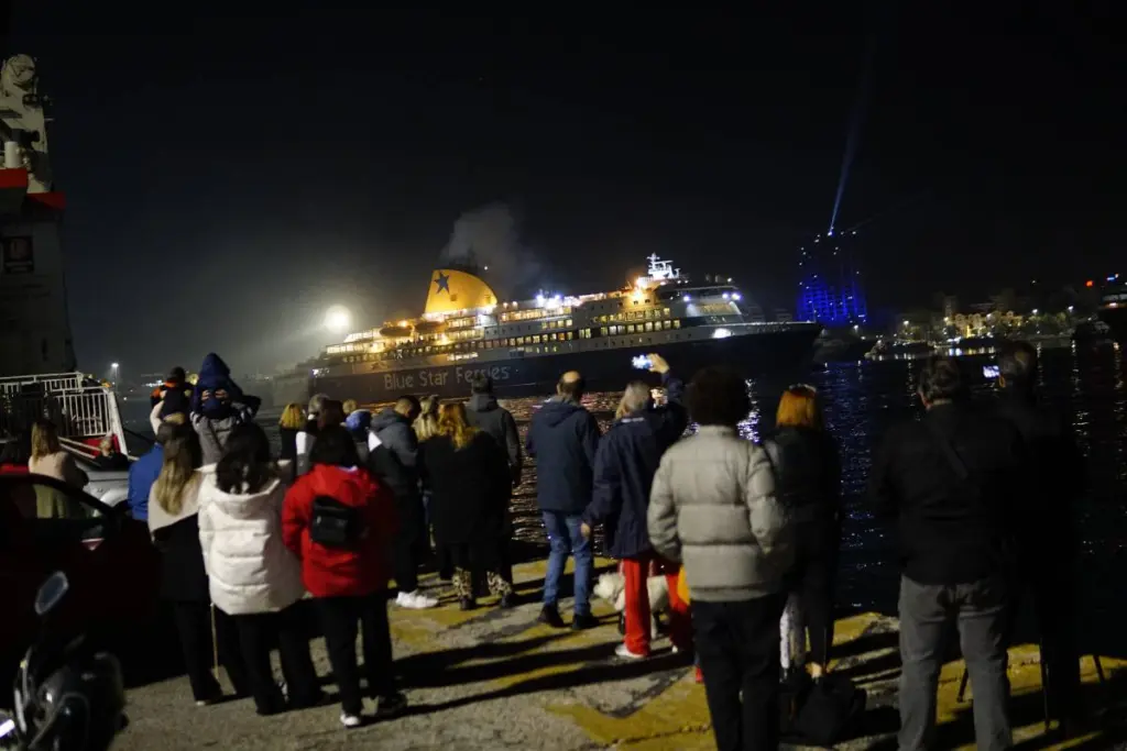 Το Blue Star Delos έκανε ποδαρικό στο λιμάνι του Πειραιά το 2023 (vids)