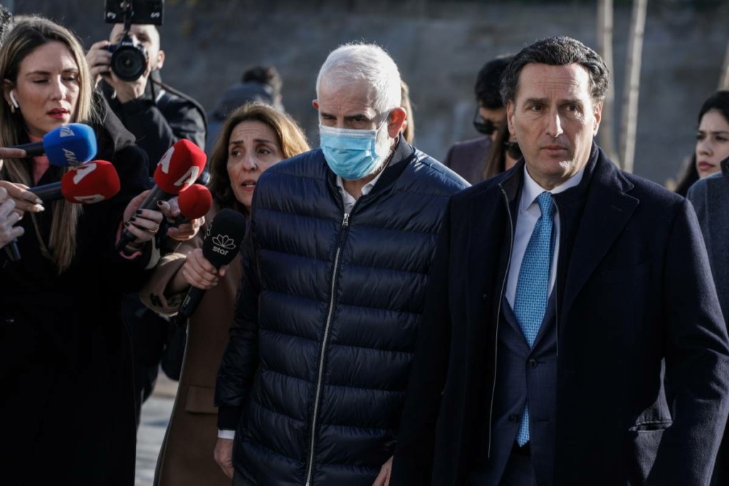 Με δάκρυα η απολογία του Πέτρου Φιλιππίδη – “Απιστος υπήρξα, βιαστής όχι – Τελείωσα με το θέατρο”