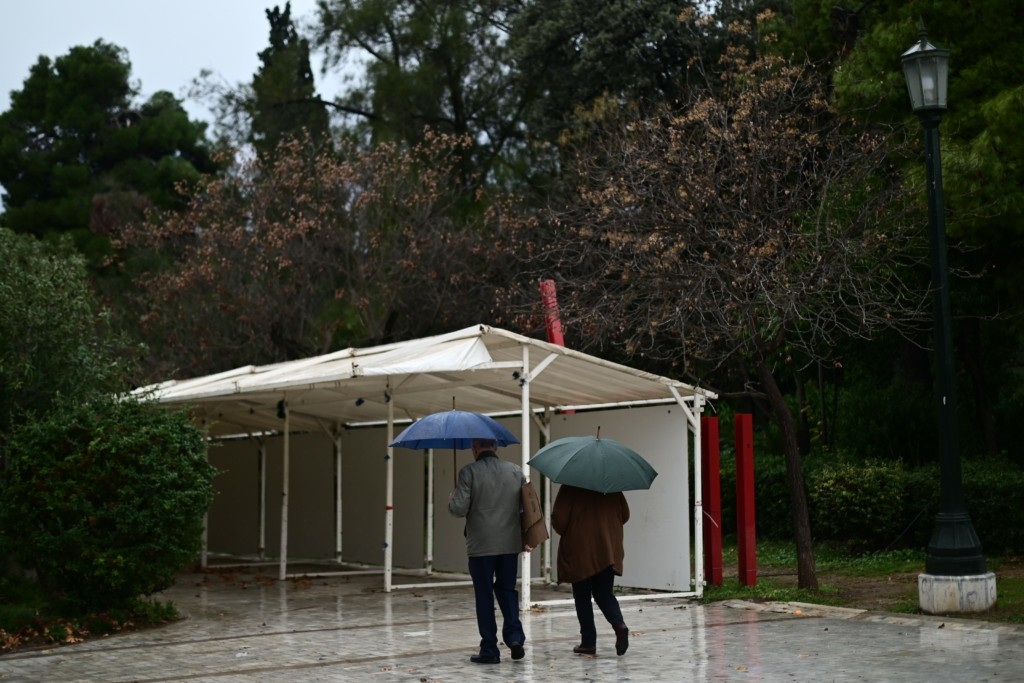 Βροχές και καταιγίδες σε μεγάλο μέρος της χώρας την Παρασκευή – Πού θα πέσουν χιόνια
