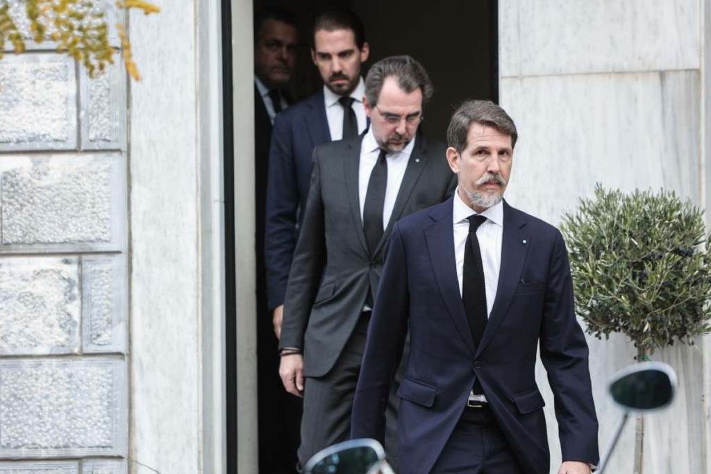 “Πυρετός” συνεννοήσεων για το τελετουργικό της κηδείας του Κωνσταντίνου – Στο Μαξίμου το πρωί οι τρεις γιοι του