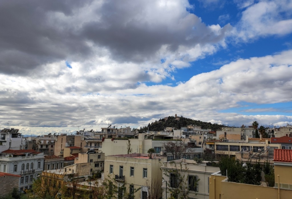 Συννεφιά και τοπικές βροχές την Τετάρτη – Πού θα σημειωθούν ισχυρότερα καιρικά φαινόμενα (vids)