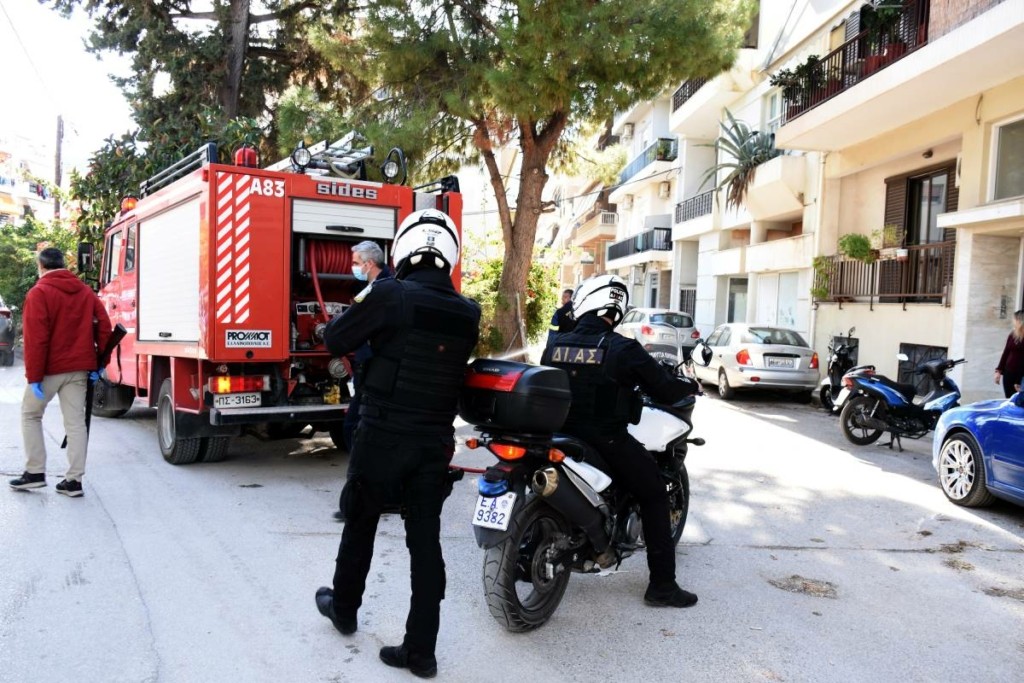 Πανικός στο κέντρο της Αθήνας – Γυναίκα έπεσε από τον 5ο όροφο πολυκατοικίας και σκοτώθηκε
