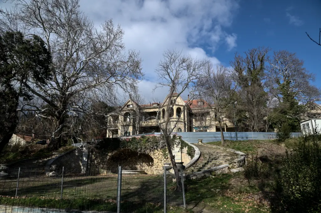 “Η πρόσβαση των πολιτών στα παλιά ανάκτορα θα γίνει μέχρι το 2025” – Τι προανήγγειλε η Μενδώνη για το Τατόι