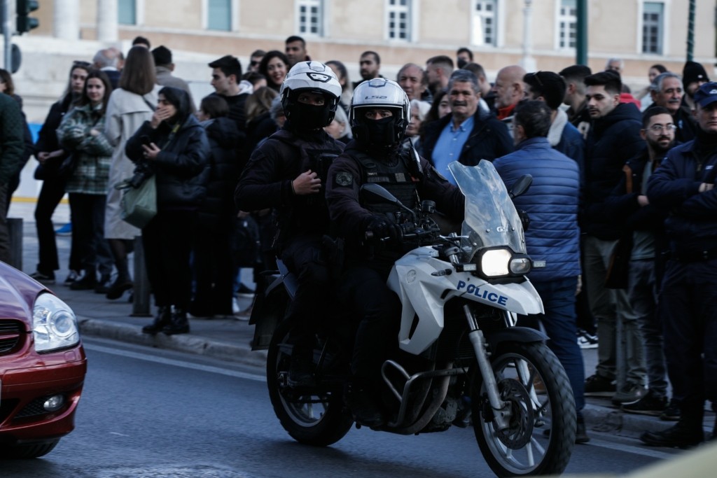 Η στιγμή που ο βασιλιάς της Ισπανίας Φελίπε και η σύζυγός του φτάνουν στην Μεγάλη Βρετανία (vid)