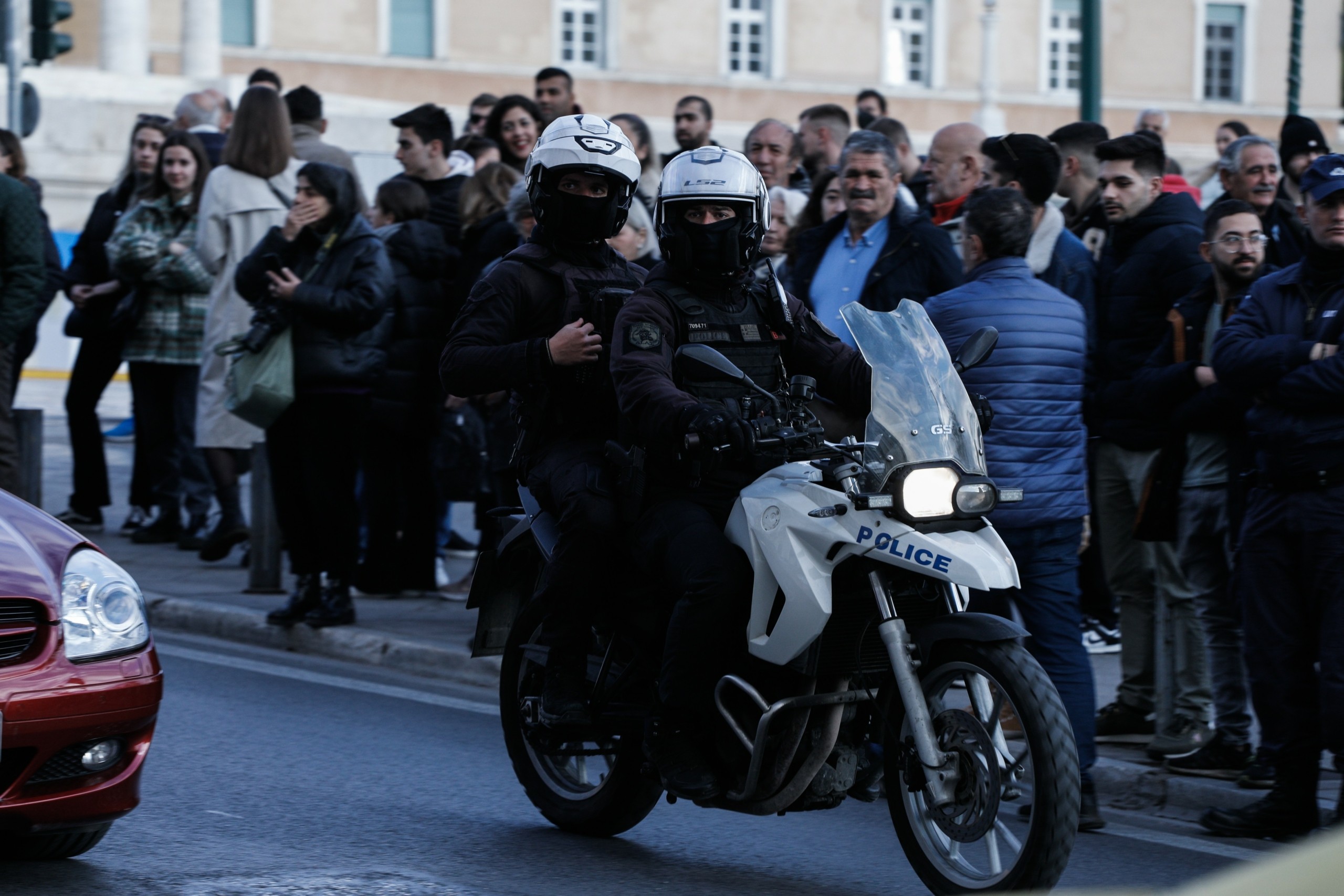 Η στιγμή που ο βασιλιάς της Ισπανίας Φελίπε και η σύζυγός του φτάνουν στην Μεγάλη Βρετανία (vid)
