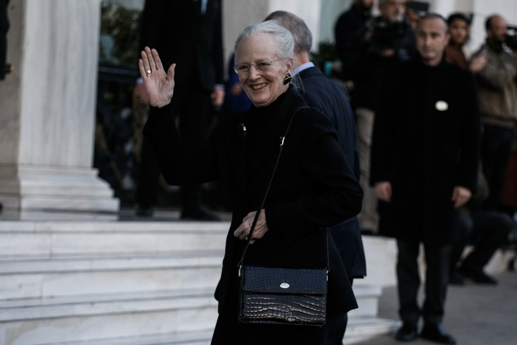 Στην Αθήνα η βασίλισσα της Δανίας, Μαργαρίτα για την κηδεία του τέως βασιλιά Κωνσταντίνου – Κόσμος συγκεντρωμένος στο Σύνταγμα