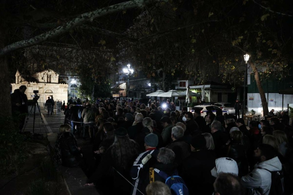 Στο παρεκκλήσι της Μητρόπολης η σορός του τέως βασιλιά – Σε εξέλιξη το λαϊκό προσκύνημα – Πλήθος κόσμου στην ουρά (pics&vid)