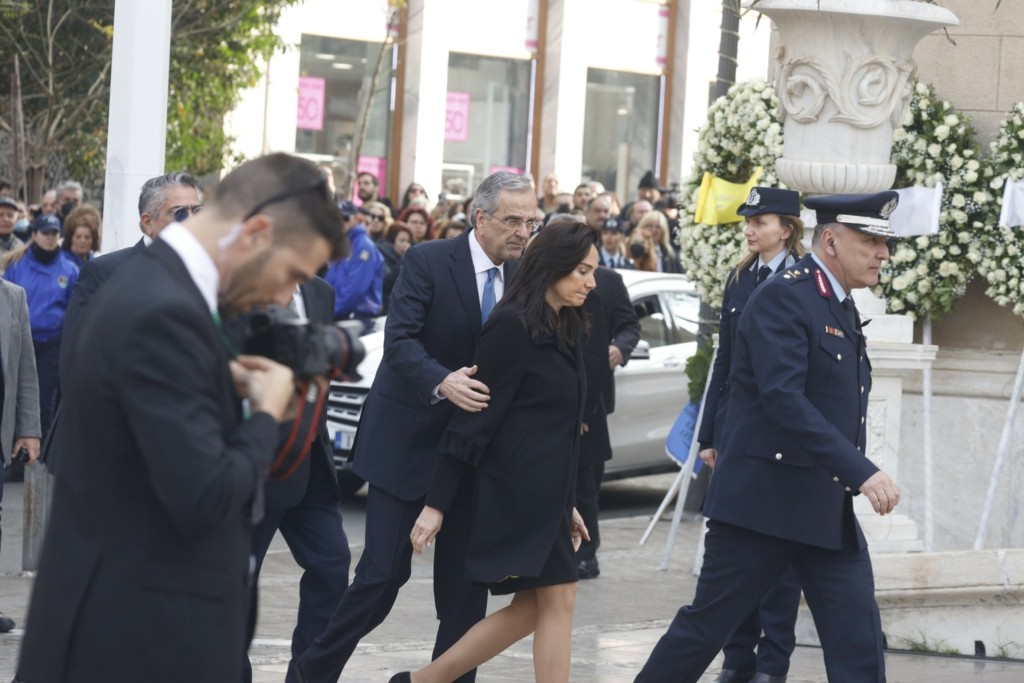 Στο λαϊκό προσκύνημα για τον τέως βασιλιά ο Σαμαράς – Φώναζαν “Ελλάς, Ελλάς, Αντώνης Σαμαράς” (pics&vid)