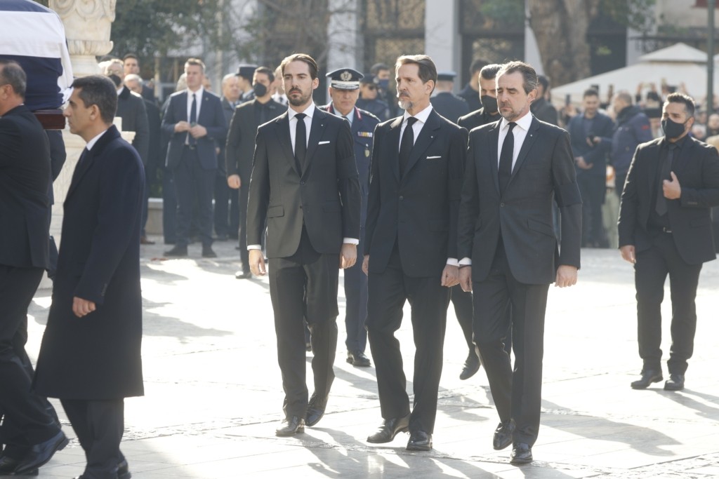 Η άφιξη των γιων του τέως βασιλιά στη Μητρόπολη Αθηνών – Χειροκροτήθηκαν από το πλήθος (vid)