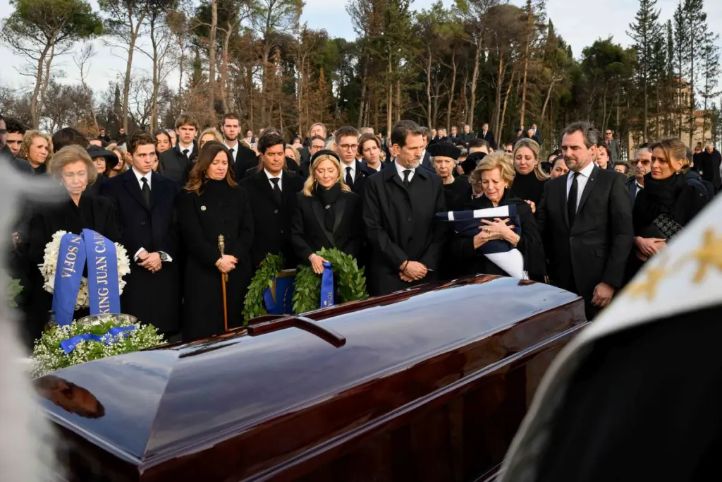 Μόνο η οικογένεια στο τρισάγιο του τέως βασιλιά Κωνσταντίνου (vid)