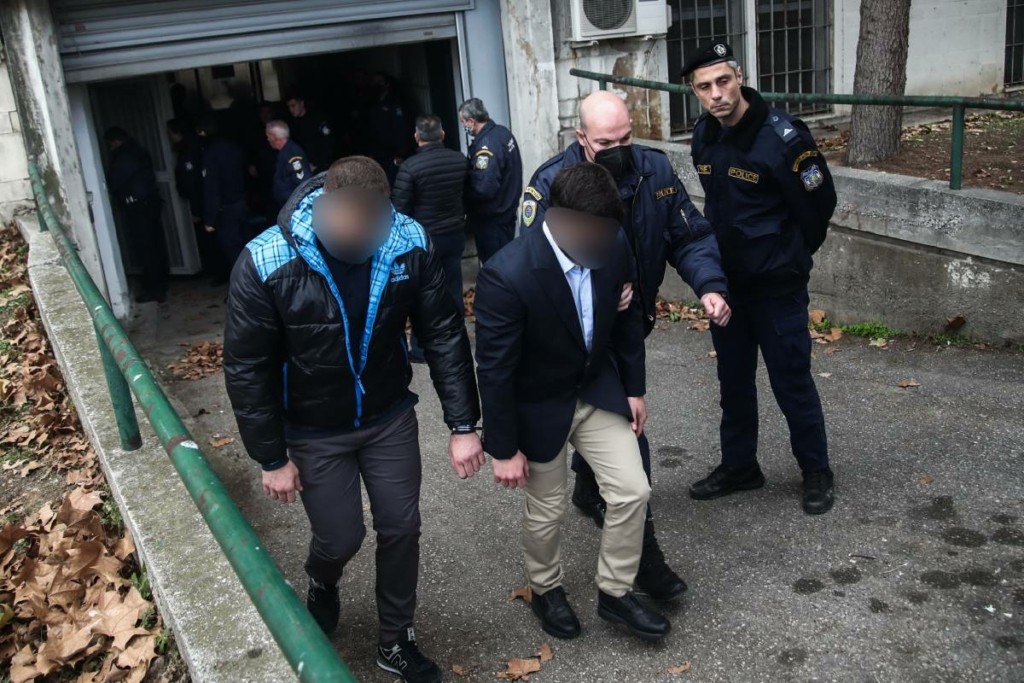 Συνεχίζεται η δίκη για τη δολοφονία του Άλκη Καμπανού – Εν μέσω αποδοκιμασιών η άφιξη των”12″ (vids)