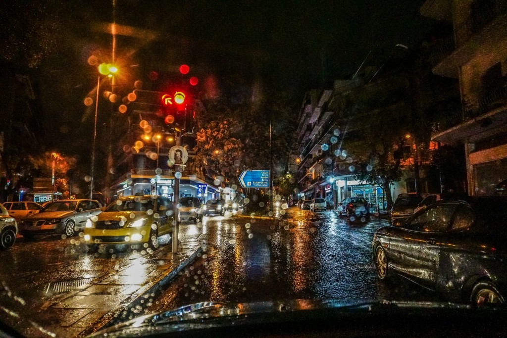 Οι περιοχές που θα χτυπηθούν τις επόμενες ώρες από την κακοκαιρία – Καταιγίδες σε όλη τη χώρα – Πού θα χιονίσει (vids)