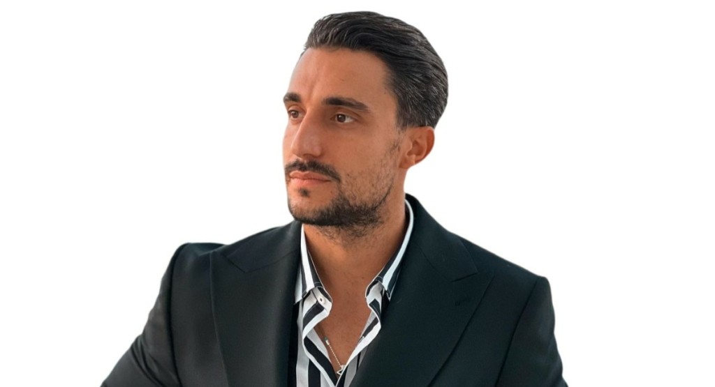 Σάκης Κατσούλης – Το βιογραφικό, η ηλικία, το Survivor, η σχέση με τη Μαριαλένα Ρουμελιώτη, το πρώτο μαγαζί και το ποδόσφαιρο