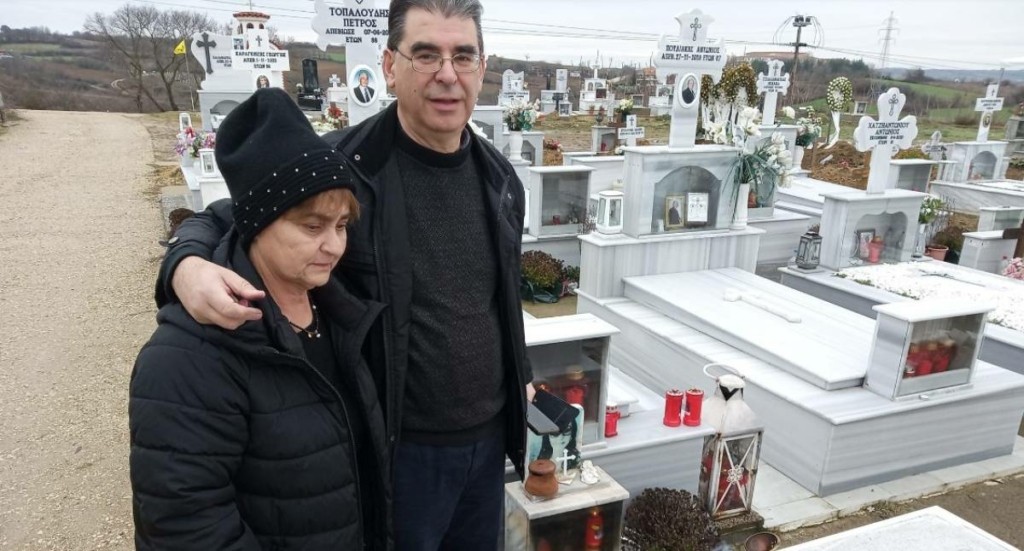 Στον τάφο της κόρης τους οι γονείς της Ελένης Τοπαλούδη για τα “γενέθλιά” της