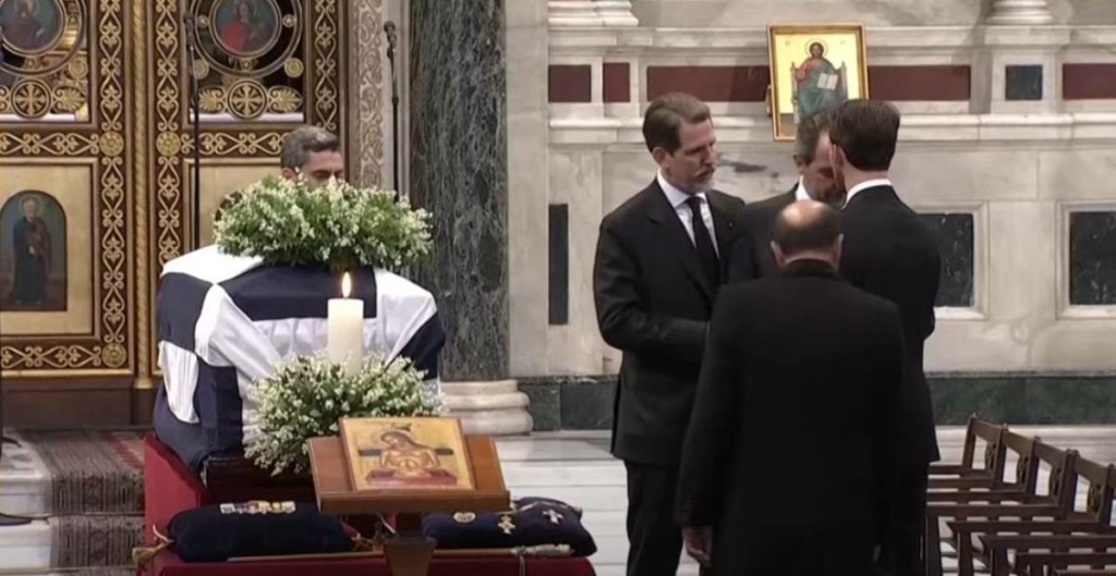 Στη Μητρόπολη η σορός του τέως βασιλιά – Δίπλα στο φέρετρο οι γιοι του – Στις 12:00 η εξόδιος ακολουθία (vids)
