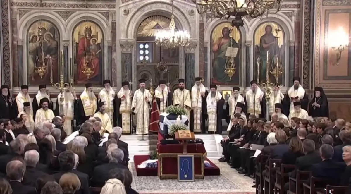 Κηδεία τέως βασιλιά – Η τελετή στη Μητρόπολη Αθηνών παρουσία πολλών “γαλαζοαίματων”
