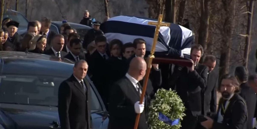 Συγκινητική στιγμή – Οι γιοι και τα εγγόνια του τέως βασιλιά κουβαλούν το φέρετρο (vid)