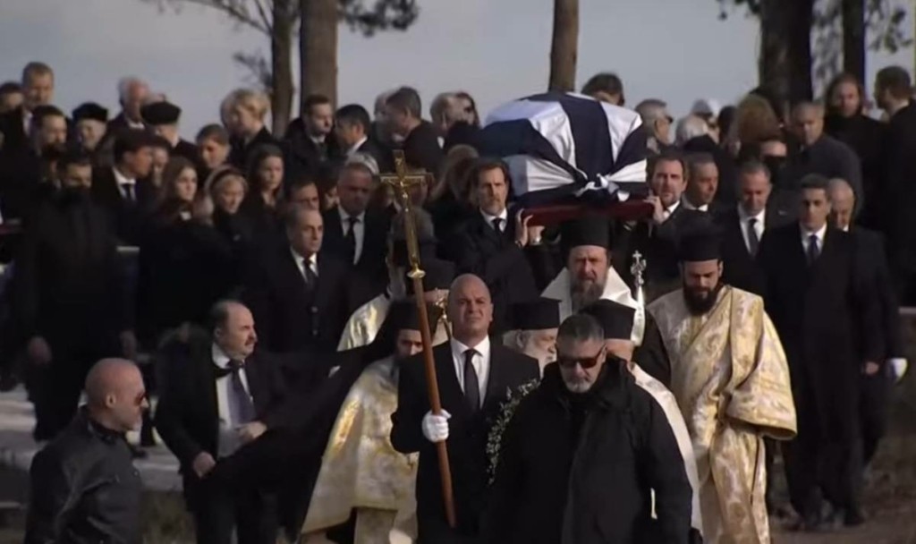 Στην τελευταία του κατοικία ο τέως βασιλιάς – Τάφηκε δίπλα στους προγόνους του στο Τατόι (vids)