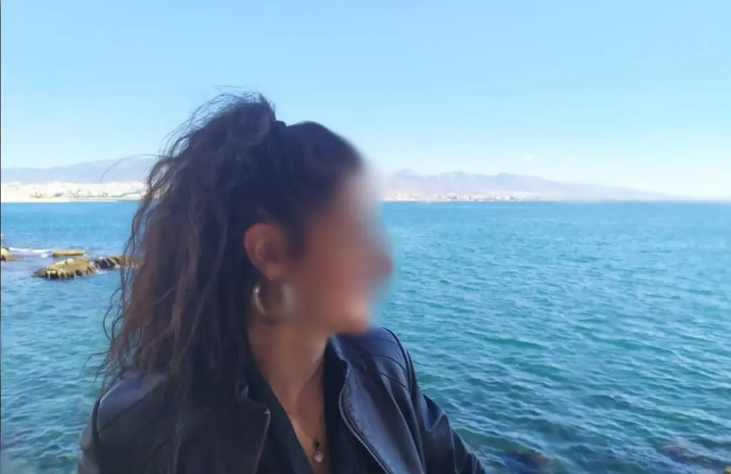 Αρνείται τις κατηγορίες η 47χρονη για το έγκλημα στο Μοσχάτο – “Ο 50χρονος απαγχονίστηκε δια βρόχου” (vid)