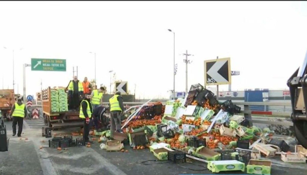 Ουρές χιλιομέτρων στον Κηφισό μετά την ανατροπή νταλίκας – Γέμισε πορτοκάλια ο δρόμος (vid)