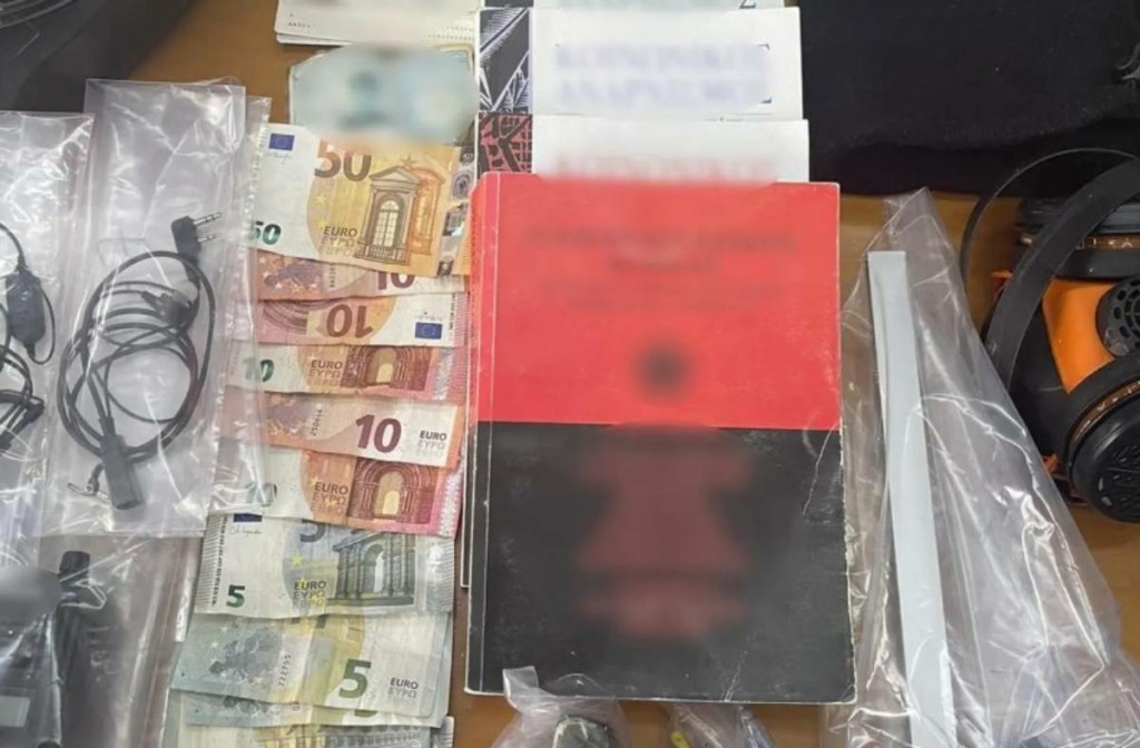 Όπλα, κάνναβη, εκρηκτικά, βιβλία για την αναρχία στη γιάφκα των ληστών στην Πάτρα – Πώς έφτασαν στα ίχνη τους (pics&vid)