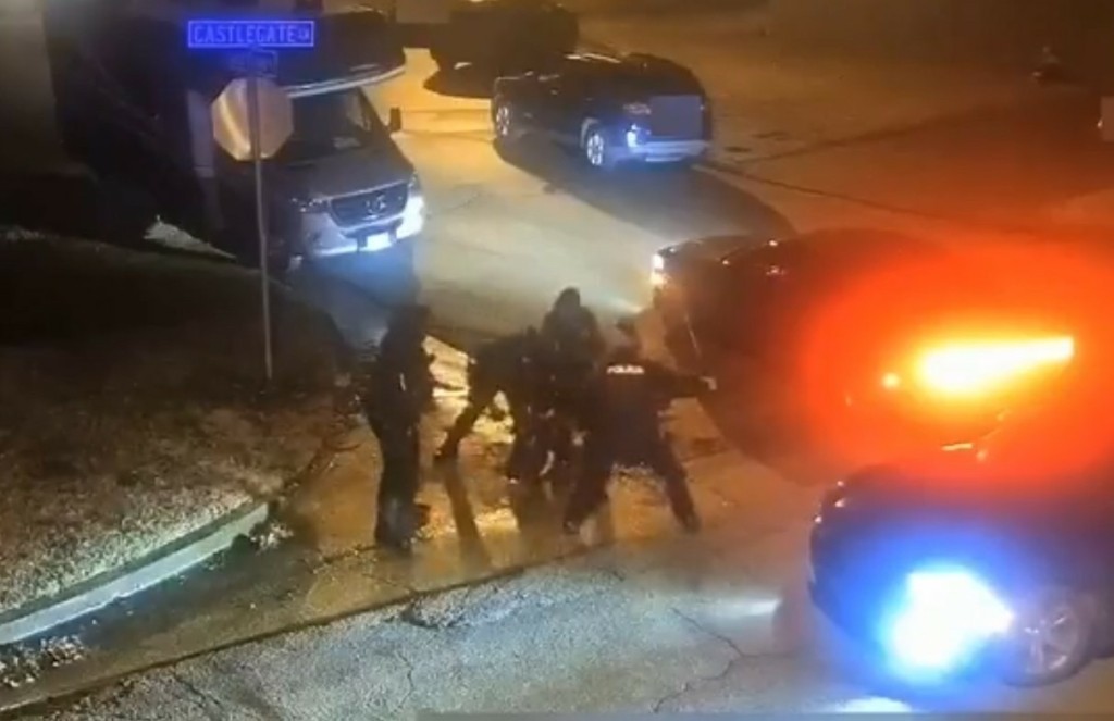 Στο “φως” το βίντεο με τον θανάσιμο ξυλοδαρμό του Αφροαμερικανού Νίκολς – Φώναζε “μαμά”