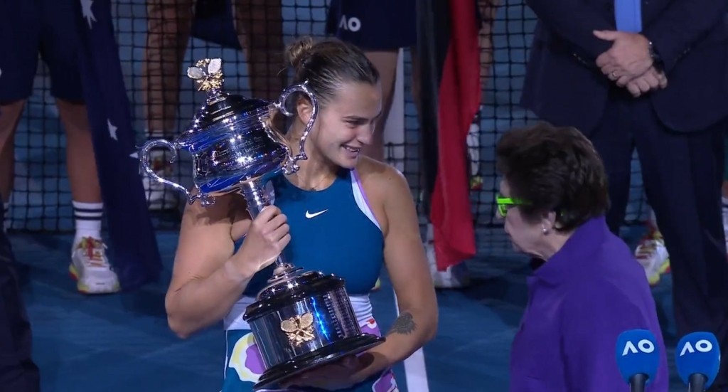 “Βασίλισσα” του Australian Open 2023 η Αρίνα Σαμπαλένκα – Κατατρόπωσε την Ριμπάκινα και αποθεώθηκε (vids)
