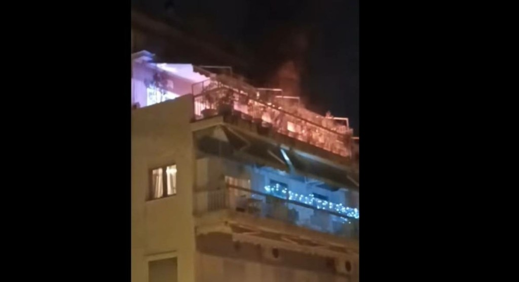 Λαχτάρησαν Πρωτοχρονιάτικα στη Θεσσαλονίκη – Λαμπάδιασε η τέντα από τα πυροτεχνήματα (vid)