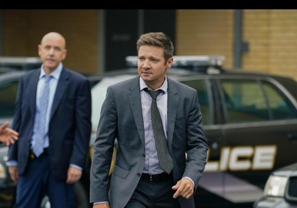 Σε κρίσιμη κατάσταση παραμένει ο ηθοποιός Jeremy Renner – “Σε χρειαζόμαστε” έγραψε η συμπρωταγωνίστριά του (pics)