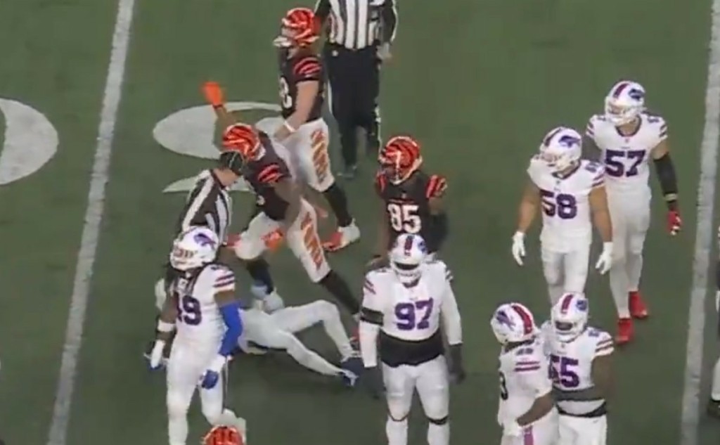Τρομακτική στιγμή στο NFL – Παίκτης συγκρούστηκε με αντίπαλο και κατέρρευσε στο γήπεδο (vid)