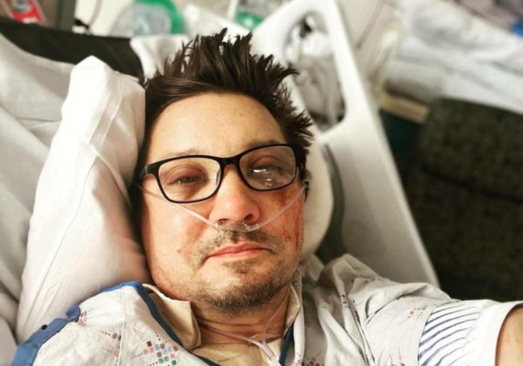 Η ανάρτηση του Jeremy Renner από το κρεβάτι του νοσοκομείου – “Είμαι πολύ χάλια” (pic)