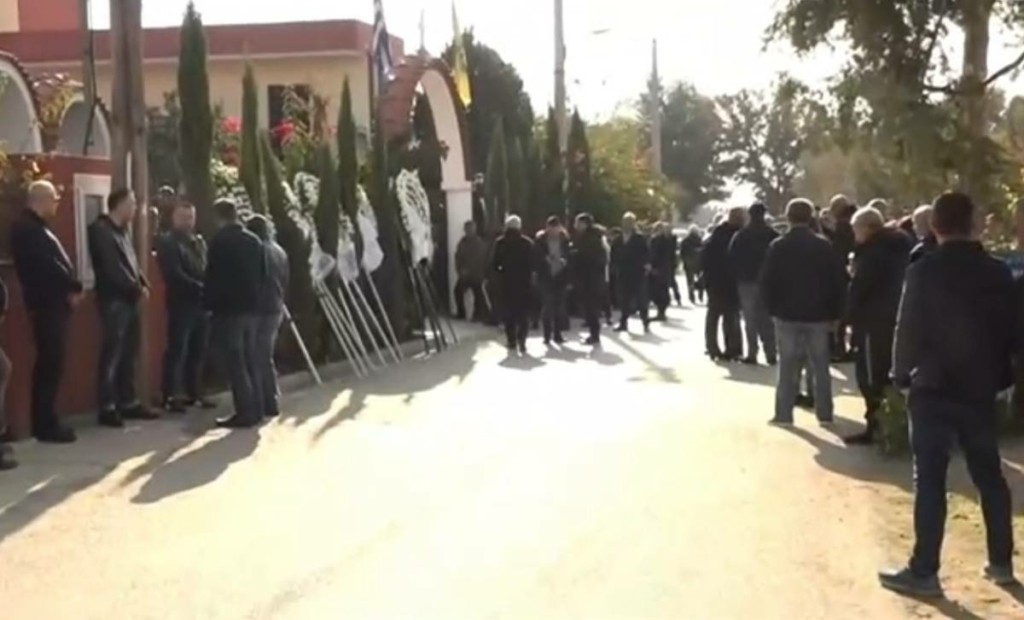 Οδεύει προς την τελευταία του κατοικία ο Βασίλης Τόπαλος – Βουβός πόνος στην κηδεία του πυγμάχου (vid)