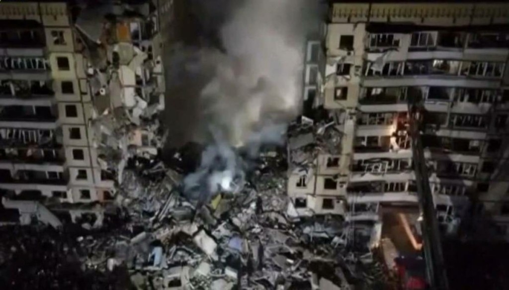 Αυξήθηκαν οι νεκροί από το ρωσικό πλήγμα σε πολυκατοικία στο Ντνίπρο – Μάχη για επιζώντες στα συντρίμια