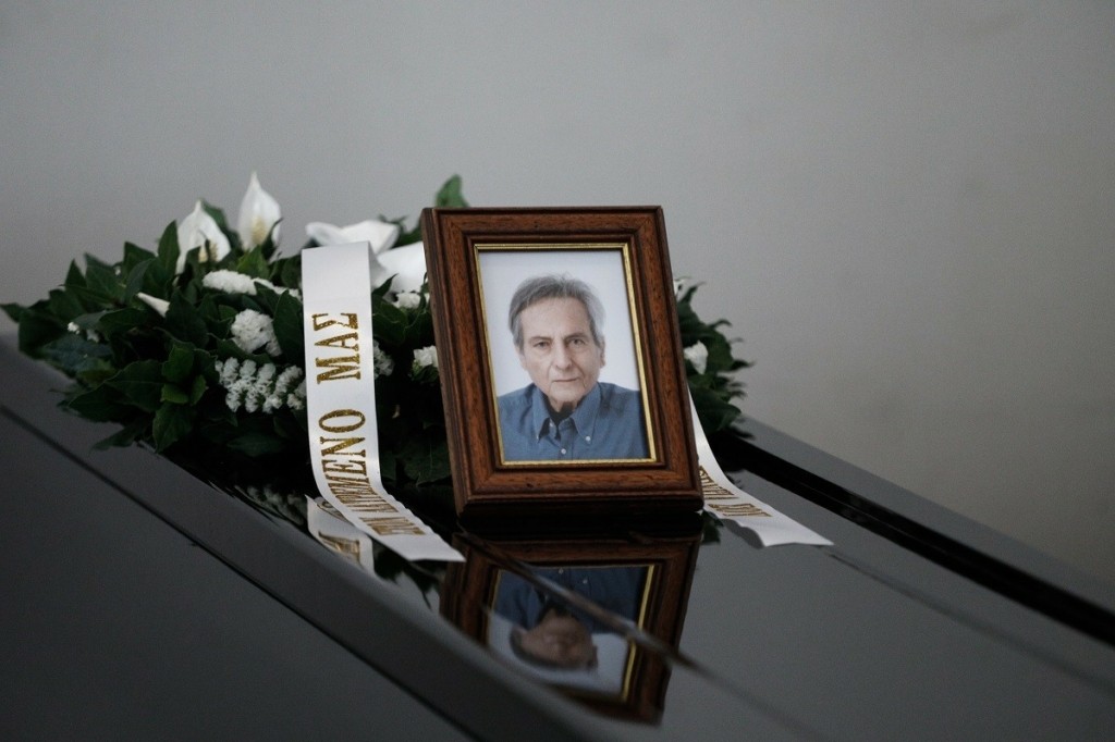 To “ύστατο χαίρε” στον Αιμίλιο Ζαχαρέα – Πλήθος κόσμου στο Α’ Νεκροταφείο (pics)