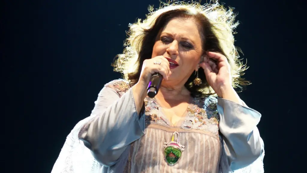 Η Χάρις Αλεξίου αποχαιρετά τον “ακριβό” της Νότη Μαυρουδή με τη “Λαβωματιά”