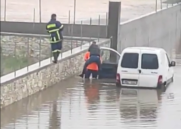 Κακοκαιρία στην Ηγουμενίτσα – Πυροσβέστης απεγκλώβισε και κουβάλησε άνδρα στην πλάτη του (vid)