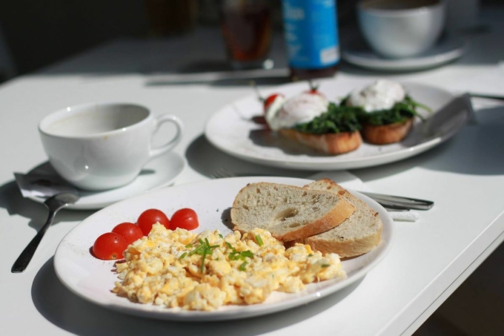 Scrambled eggs με ντοματίνια, μανιτάρια και πράσο