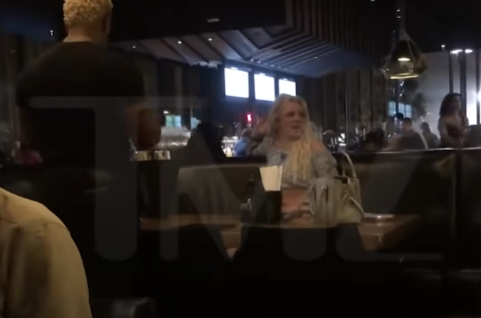 “Μανιακό” επεισόδιο έπαθε η Μπρίτνεϊ Σπίαρς σε εστιατόριο – Έφυγε μόνος ο σύζυγός της (vid)