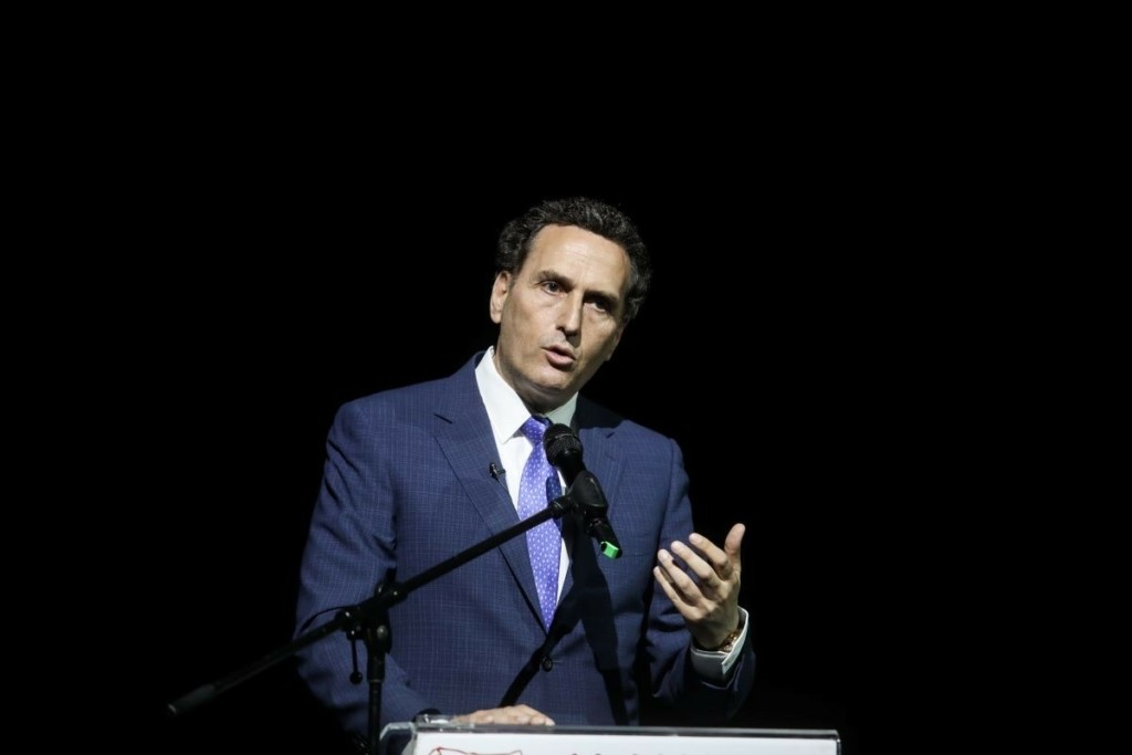 Ο Δημητρακόπουλος “διδάσκει” γαλλικά την “Έμιλυ στο Παρίσι” – Το χιουμοριστικό βίντεο του Netflix