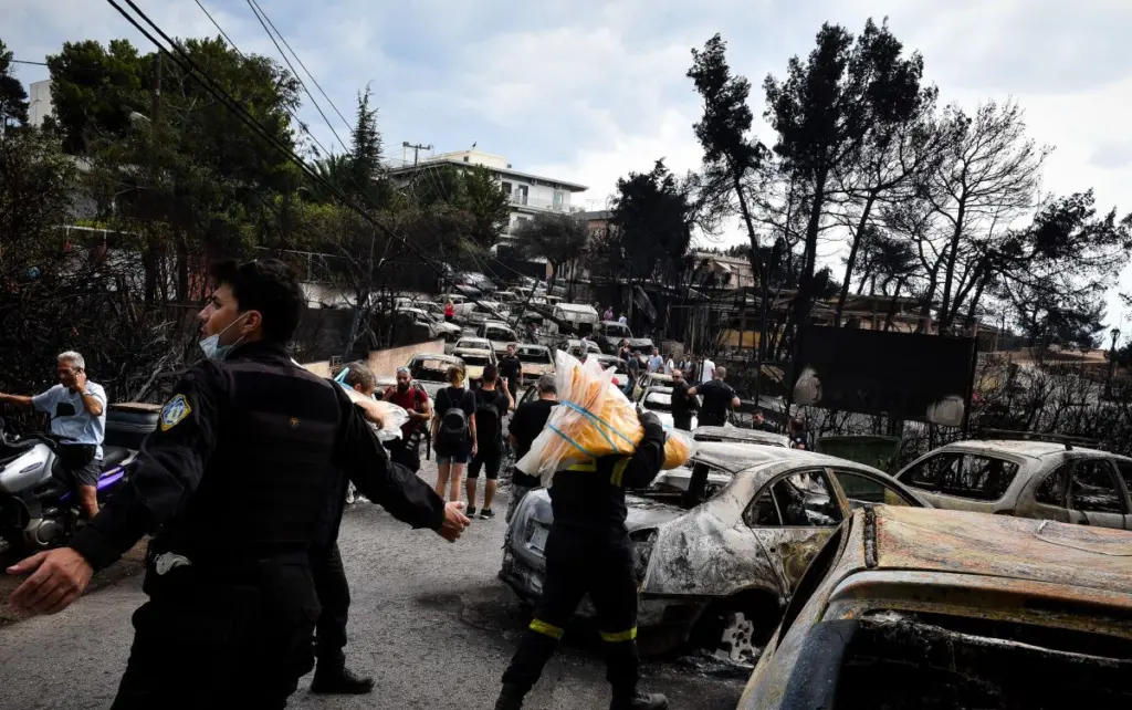Ανατριχιαστικές μαρτυρίες στη δίκη για το Μάτι – “Κουβαλούσαμε τον νεκρό πατέρα μου μέσα στη θάλασσα”
