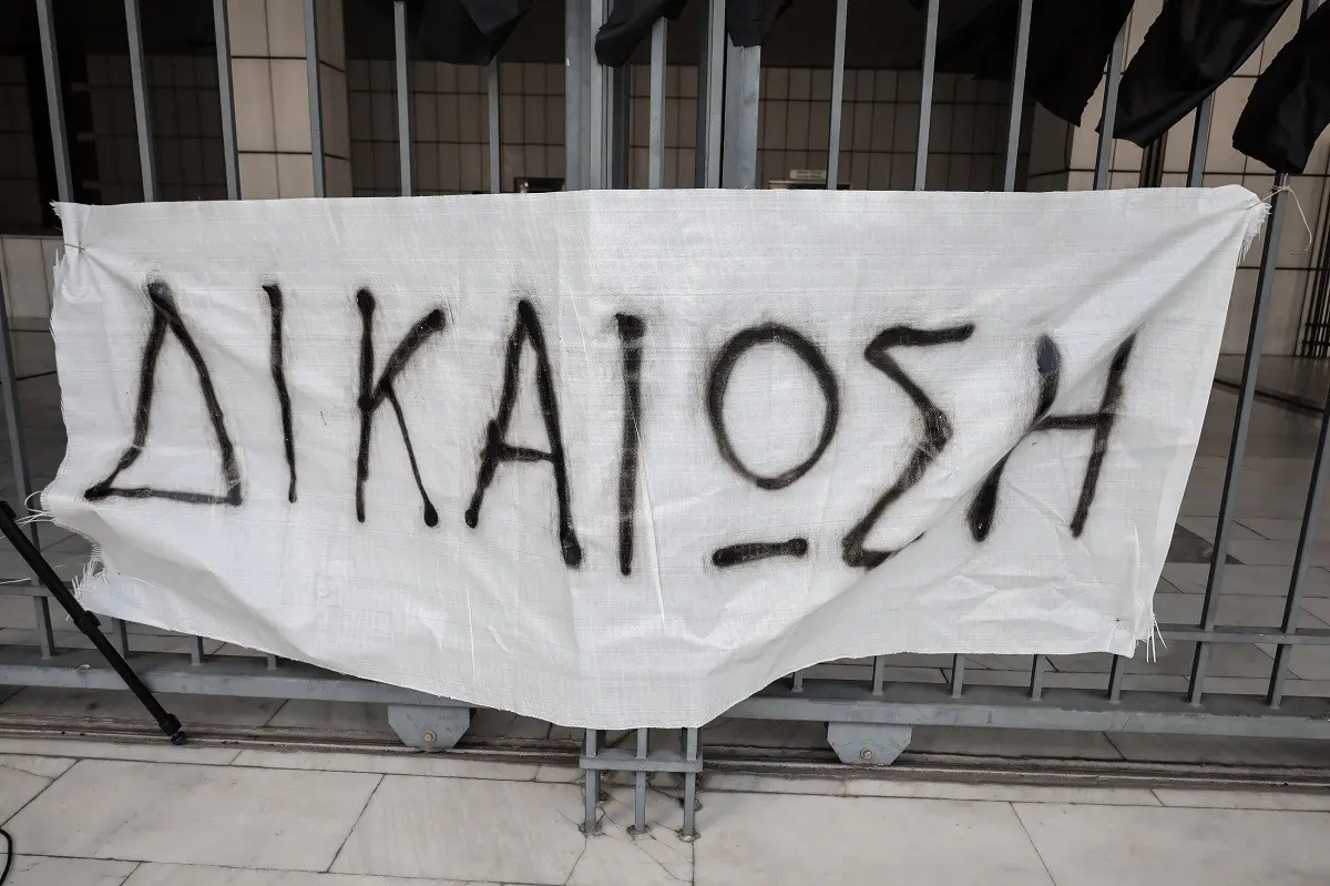 Οργή στη δική για το Μάτι – “Άθλια και χυδαία η επίθεση από το κράτος”