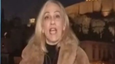 Διέκοψαν στον αέρα δημοσιογράφο της ΕΡΤ και έγινε έξαλλη – “Μια στιγμή να πω όλο το ρεπορτάζ” (vid)