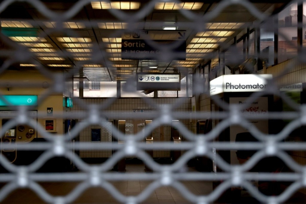 Σε απεργιακό κλοιό η Γαλλία για τις συντάξεις – “Μακρόν όπως λέμε Θάτσερ” (vid)