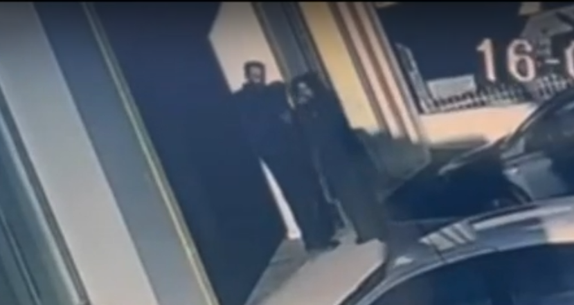 Η στιγμή που η 47χρονη αναζητεί το σπίτι του 50χρονου στο Μοσχάτο – Αποκαλύψεις για τις 200.000 ευρώ (vids)