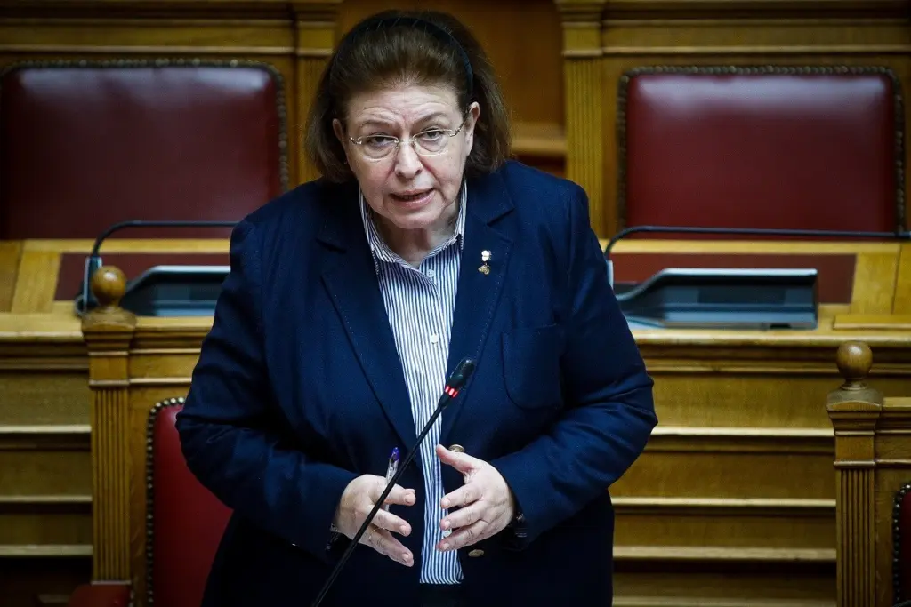 “Δύσκολη αλλά όχι αδύνατη η επιστροφή των Γλυπτών του Παρθενώνα” – Η απάντηση της Μενδώνη στη Βουλή