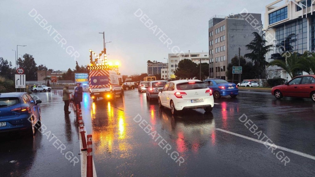 Καθίζηση στην Χαριλάου Τρικούπη – Έκλεισε ο δρόμος – Πλημμύρισε και η Ποσειδώνος – Εκατοντάδες οδηγοί εγκλωβισμένα στα αυτοκίνητα (pics)
